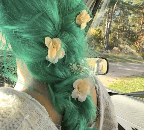 Green Hair Aesthetic Faceless, Soft Green Hair, Unicorn Aesthetic, Jinafire Long, Green Hair Girl, Sea Hair, Hair Product Organization, Rapunzel Hair, Teal Hair