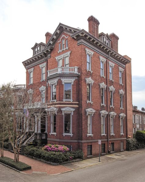 Savannah Georgia Buildings, Savannah Georgia Homes, Hawaii Mansion, Savannah House, Savannah Houses, Brick Mansion, Single House, America Photo, Architecture Classic