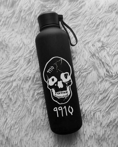 Black Water Bottles, School Material, Trendy Water Bottles, Skull Accessories, Bff Hands Aesthetic, Cute School Stationary, Stationary School, Emotional Photography, Stationary Set