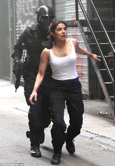 Quantico Priyanka Chopra, Alex Parrish, Ben Barnes, Sonam Kapoor, Priyanka Chopra, Bollywood Actress, Black Pants, Black Jeans, Actresses