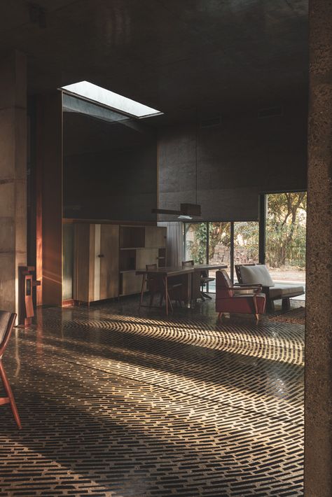 Gallery of House of Concrete Experiments / Samira Rathod Design Atelier - 35 Samira Rathod, Countryside House Interior, Bungalow Architecture, Brutalism Interior, Winter Hotel, Texture Interior Design, Vernacular Design, Concrete Apartment, Concrete Terrazzo