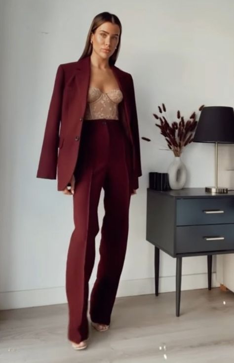 Female Prom Suits, Prom Suit Women, Burgundy Suit Women, Prom Suits Women, Prom Suit Outfits, Graduation Ceremony Outfit, Graduation Outfits For Women, Black Tie Attire, Gala Outfit