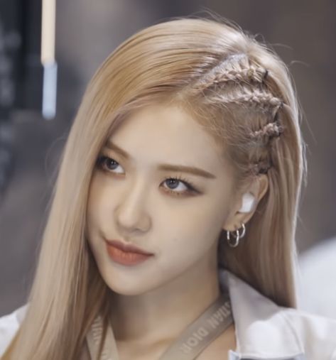 Kill this love behind the scenes ROSÉ icon / low quality icon / aesthetic icon Rose Hairstyle, Hairstyle Braids, Pin Search, Rose Hair, Aesthetic Icon, Blackpink Rose, Braids, Black Pink, Pink