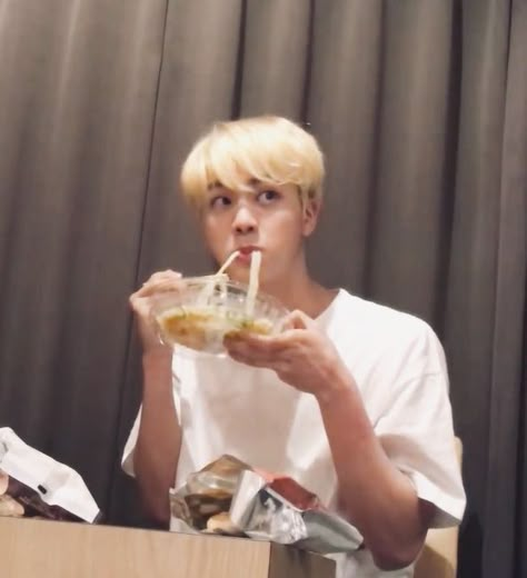 Funny Jin Pictures, Seokjin Funny, Eating Meme, Jin Photo, Silly Photos, Goofy Pictures, Photoshoot Bts, Seokjin Bts, Bts Funny Moments