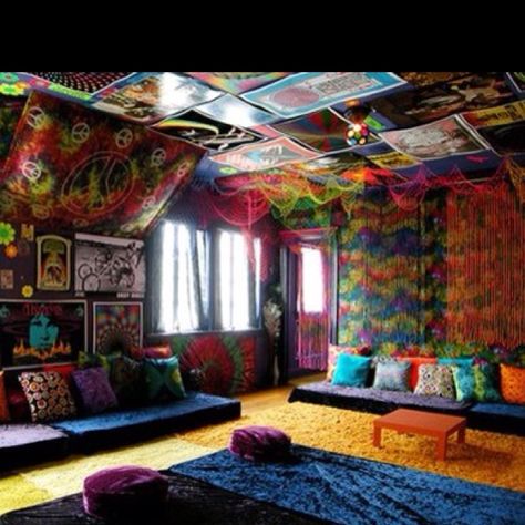 20 Inspiring Colorful Interior Design and Decorating Ideas for All Rooms Stile Hippie Chic, Hippie Living Room, बेडरूम डिजाइन, Hippie Bedroom Decor, Bohemian Apartment Decor, Hippie House, Chic Apartment, Hippie Bedroom, Hippie Living