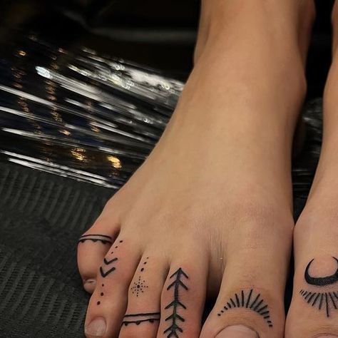 brittany ✶ orlando tattoo artist on Instagram: "Just a pic of the toe tatts from today 🤩🤩🤩 obsesssed @melalexander_ 🫶🫶 #toetattoo #tattoos #orlandotattooartist" Tattoo Ideas Japanese, Tattoo Designs Leg, Couples Tattoo Ideas, Medical Tattoos, Hand Tattoos Ideas, Toe Tattoo, Tattoo Ideas For Females, Stick Poke, Orlando Tattoo