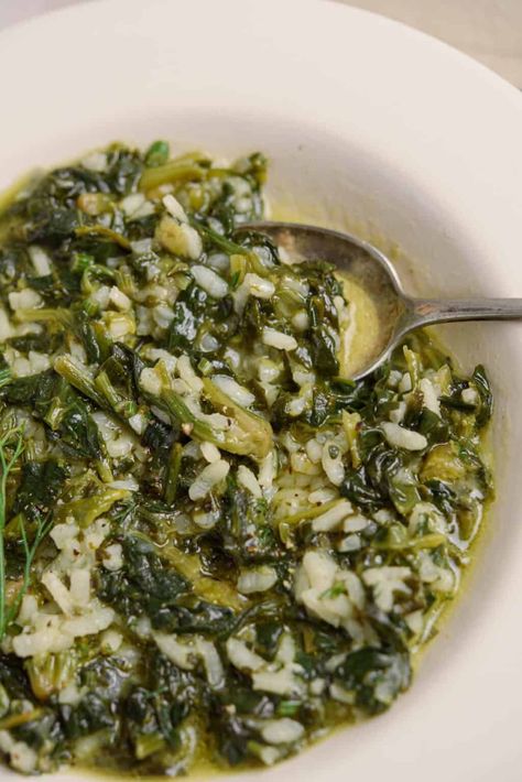 Greek Spinach Rice (Spanakoryzo) - Real Greek Recipes Rice And Spinach, Spinach Cooked, Greek Rice, Greek Spinach, Spinach Nutrition Facts, Spinach Benefits, Greek Appetizers, Spinach Rice, Raw Spinach