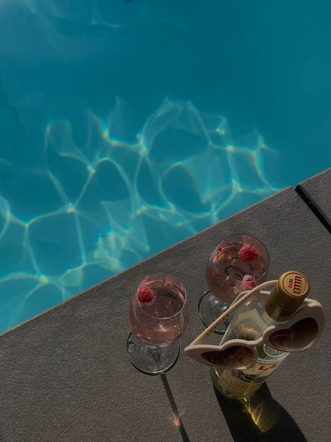 Pool Picnic Aesthetic, Pool Day Vibes, Fun Asthetic Picture, Drinking By The Pool, Vegas Pool Aesthetic, Summer Pool Drinks, Holiday Asthetic Picture, Summer Pool Vibes, Cocktail Asthetic Picture