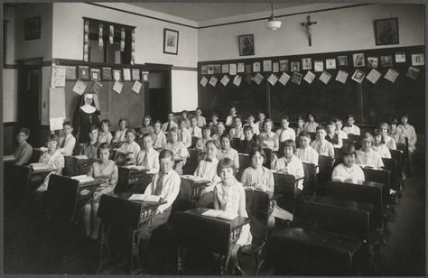 This Is What School Was Like 100 Years Ago: Your great- (or great-great) grandparents really did have to walk five miles in the snow to get to school! Here’s how American childhood education has evolved since the 19th and early 20th centuries. Debate Team, Model School, Teaching Second Grade, Training School, Bus Ride, 100 Years Ago, Golden Rule, Rural Area, Antique Photos