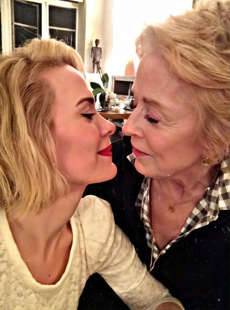 Sarah Paulson And Holland Taylor, Holland Taylor, Sarah Paulson, Girlfriend Goals, Couples Vibe, Classic Actresses, Middle Aged Women, God Parents, Badass Women