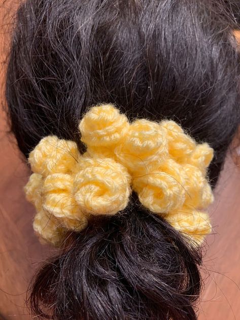 How to crochet "Sugar Baby Roses Scrunchies" Twin Crochet Ideas, Crochet Scoodie, Hair Gadgets, Crochet Objects, Crochet Hair Scrunchies, Crochet Hair Bows, Crochet Hairband, Crochet Scrunchie, Crochet Scrunchies