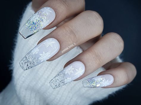 White Glitter Christmas Nails, White Winter Nails Acrylic, Wintry Nails, Nails Winter Christmas, Press On Nails White, Ongles Beiges, Beige Nails Design, Frozen Nails, Snow Nails