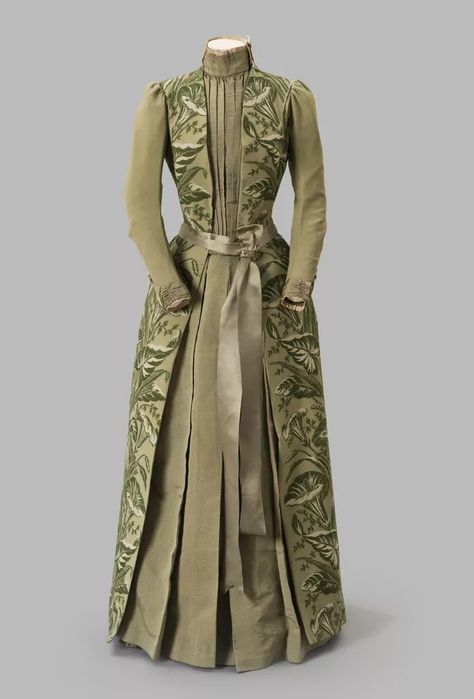 Green Hostess Dress Late Victorian Fashion, Vintage Attire, 1890s Fashion, 1880s Fashion, Hostess Dresses, 1800s Fashion, Bustle Dress, Dress History, 19th Century Fashion