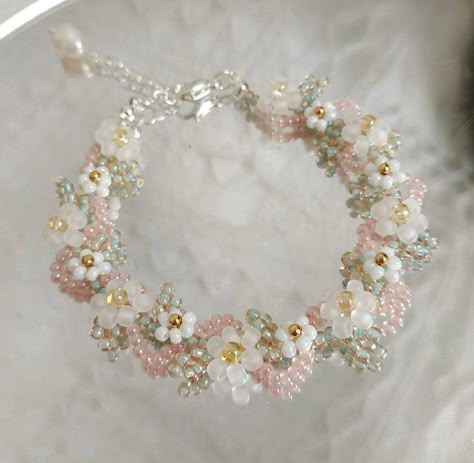 Flower Beads Necklace, Blossom Bracelet, Pear Blossom, Daisy Bracelet, Bracelet Inspo, Bracelets Design, Bracelets Beaded, Diy Bracelets Patterns, Beads Bracelet Design