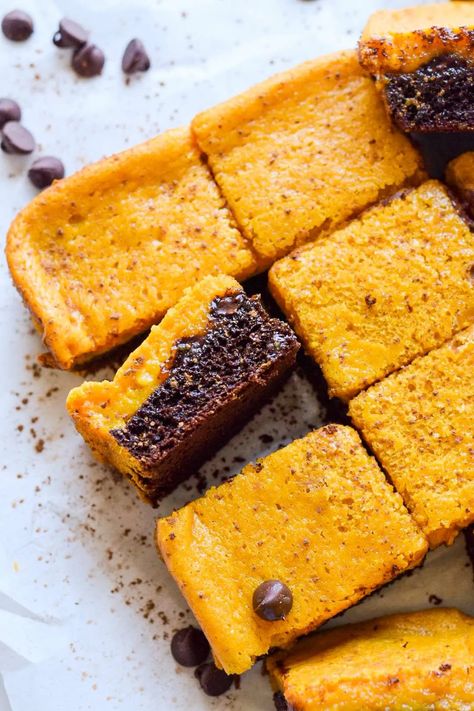 Pumpkin Mochi Cake, Pumpkin Butter Mochi Recipe, Brownie Mochi Recipe, Pumpkin Butter Mochi, Asian Pumpkin Recipes, Halloween Brownie Bites, Butternut Dessert, Easy Asian Desserts, Brownie Mochi