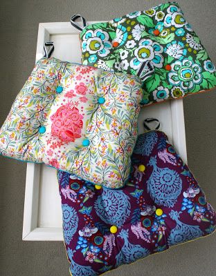 Diy Chair Cushions, Cushions Diy, Cushion Tutorial, Porch Chairs, Sewing Cushions, Kitchen Chair Cushions, Sewing Pillows, Dining Chair Cushions, Custom Cushions