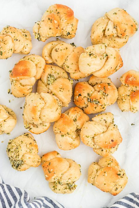 New York Style Garlic Knots - Happily Unprocessed New York Appetizers, Parmesan Pizza, Parmesan Reggiano, Store Bought Pizza Dough, Garlic Knots, Italian Restaurants, Appetizer Ideas, Kinds Of Cheese, Pasta Dinners