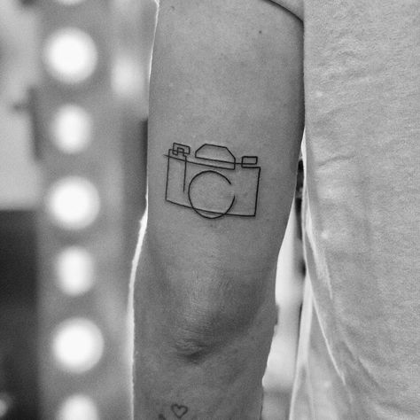 𝑪𝑨𝑽𝑨𝑵 🕷 𝑰𝑵𝑭𝑨𝑵𝑻𝑬 on Instagram: “Minimalist SLR based on vintage Nikon cameras. These are so fun to design #tattoo #tattoos #photography #slr #film” Vintage Camera Tattoos, Camera Tattoo Design, Photographer Tattoo, Camera Tattoos, Tattoos Nature, Petit Tattoo, Kunst Tattoos, Tattoos Pictures, Camera Tattoo