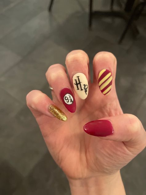 Harry Potter Acrylic Nails Gryffindor, Gryffindor Nails Acrylic, Grifindor Nails, Griffindor Nails Designs, Harry Potter Gryffindor Nails, Gryffindor Nail Art, Harry Potter Nails Gryffindor, Gryffindor Nails, Hogwarts Nails