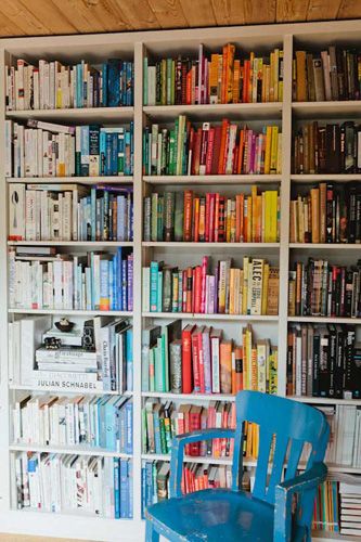 colorspectrum Beautiful Bookshelf, Lots Of Books, Bookshelf Organization, Home Libraries, A Frame House, Book Organization, Book Shelves, Book Nooks, Home Library