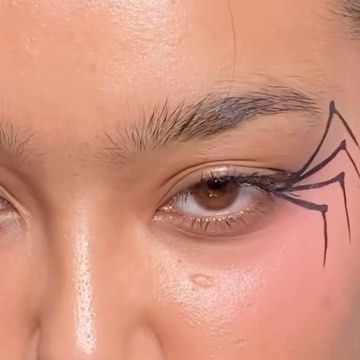 Artistic Eyeliner Ideas, Spider Inspired Makeup, Skull Eyeliner, Cool Black Eyeliner Looks, Graphic Liner Easy, Spooky Eyeliner, Easy Eyeliner Looks, Gothic Eyeliner Ideas, Simple Graphic Eyeliner