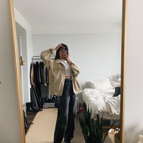 Beige Oversized Jacket Outfit, Beige Denim Jacket Outfit, Jeans Hijab Outfit, Denim Jacket Outfit Fall, Beige Jacket Outfit, Jeans Chelsea Boots, Beige Denim Jacket, Oversized Jacket Outfit, Oversized Denim Jacket Outfit