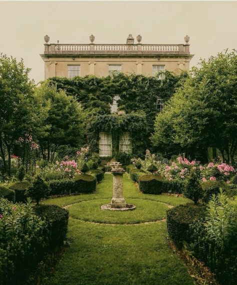 Royal Gardens Aesthetic, High Garden Aesthetic, Victorian Era Garden, Palace Garden Aesthetic, Victorian Front Yard, Castle Garden Aesthetic, Royal Garden Aesthetic, Settings Aesthetic, Chateau Garden