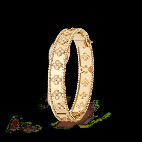 Van Cleef And Arpels Jewelry, Van Cleef & Arpels, Signature Bracelet, Gold Bracelet For Women, Jewelry Lookbook, Van Cleef Arpels, Van Cleef, Dream Jewelry, Four Leaf Clover