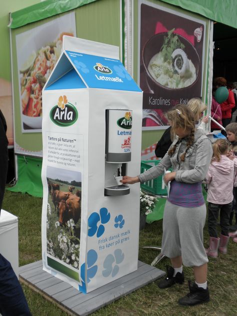 Larger than life milk carton! Designed to fit a milk dispenser for tasty samples. Milk Booth Design, Sampling Activation Ideas, Milk Carton Design, Milk Display, Milk Dispenser, Vending Machine Design, Milk Factory, Milk Brands, Recipes Italian