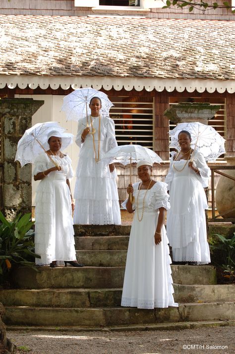 robes & ombrelles à l'habitation clément Caribbean Fashion, Minimal Wedding Dress, Caribbean Culture, African Spirituality, Black Photography, Photographie Portrait Inspiration, Indigenous Americans, Southern Gothic, 20th Century Fashion