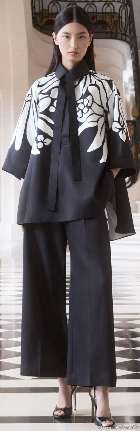 #ElieSaab #Resort2025 #Fashionrunway #Runway Elie Saab Resort, Ellie Saab, New Classic, Elie Saab, Couture Collection, Moda Operandi, Occasion Wear, Wide Leg Pants, Black Shirt