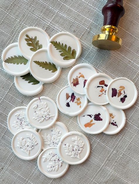 Floral wax seals with real dried flowers. Perfect for embellishing wedding invitations, thank you cards, and more. #waxseals #driedflowers . #M_Seal_Art_Crafts #Luxury_Surprise #Nikkah_Decor #Wax_Seal_Stickers M Seal Art Crafts, Luxury Surprise, Nikkah Decor, Custom Hard Hats, Wax Seal Stickers, Surprise Ball, 2025 Wedding, Custom Eyes, Christmas Labels