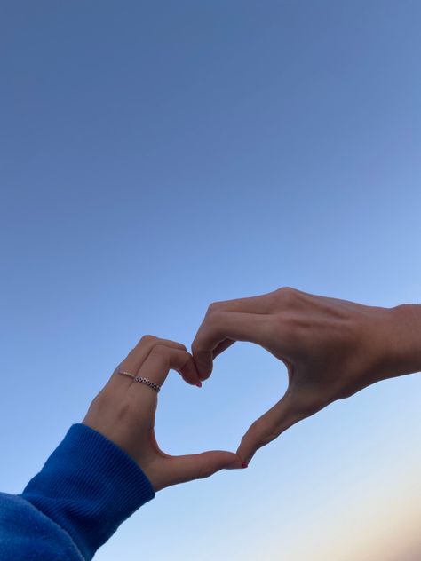 heart hands <3 Couple Hand Heart, Making A Heart With Hands, Two Hands Making A Heart, Holding Hands Photography, Hands Holding Something, Heart With Hands, Hand Hearts, Finger Hearts, Hands Making A Heart