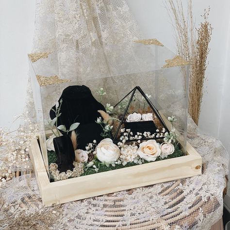 SESERAHAN•MAHAR•DECORATIONS on Instagram: “Mini Tray Mahar Jewelry Set (type : C) Harga Sewa : 120.000 Harga Beli : 420.000 Tutup Cover Mika, isian kalung cincin gelang anting.…” Hidden Hantaran, Box Hantaran, Aesthetic Items, Ring Pillow Wedding, Wedding Plan, Ring Pillow, Ring Bearer, Ring Box, Wedding Accessories