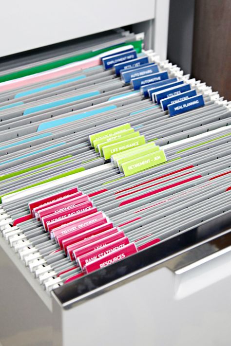 How to organise the paper clutter {Inspiration} Filing Cabinet Organization, Paper Clutter Organization, Office Organization Files, Organizing Paperwork, Paper Clutter, Organisation Hacks, Clutter Organization, Home Organisation, File Folders