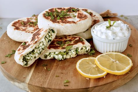 Feta Stuffed Flatbread, Cream Cheese And Spinach, Greek Flatbread, Stuffed Flatbread, Shifting Ideas, Greek Cheese, Simple Food, Summer Lunch, Club Ideas