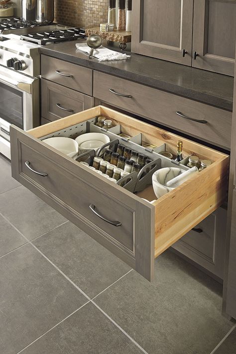 This removable spice tray, used with drawer dividers, is a tote and go right to your prep area - so you’ve got what you need, when you need it. Decora Cabinets, Dish Drawers, Spice Tray, Clutter Free Kitchen, Desain Pantry, Kitchen Drawer Organization, Kitchen Remodel Design, Drawer Dividers, Kitchen Cabinet Organization