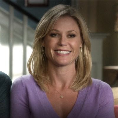 clairedunphy juliebowen modernfamily cute soft smile happy Claire From Modern Family Hair, Modern Family Claire Hair, Claire Modern Family Haircut, Claire Dunphy Hair, Clair Dunphy, Modern Family Claire, Julie Bowen Hair, Bang Haircuts, Claire Dunphy