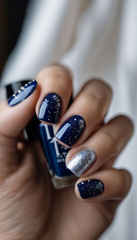 Dark Blue Nail Inspiration, White Dark Blue Nails, Dark Blue White Nails, Blue Nails With Silver Design, Star Night Nails, Nails Dark Blue And White, Dark Blue Silver Nails, Silver And Navy Nails, Dark Blue Nails With Stars