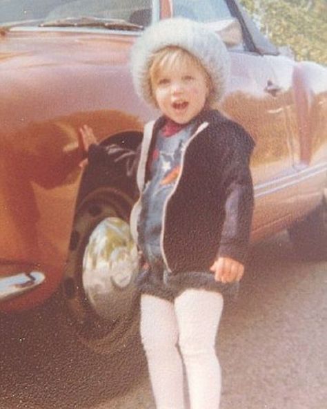 Angelina Jolie Young, Jon Voight, Movie Director, Childhood Photos, Memory Books, The 1970s, Angelina Jolie, Brad Pitt, Nanny