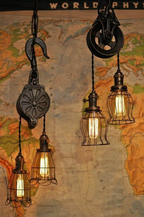 Pulley Light, Rustic Light Fixtures, Diy Lampe, Deco Originale, Deco Luminaire, Rustic Lighting, Rustic Furniture, Diy Lighting, Cabin Decor