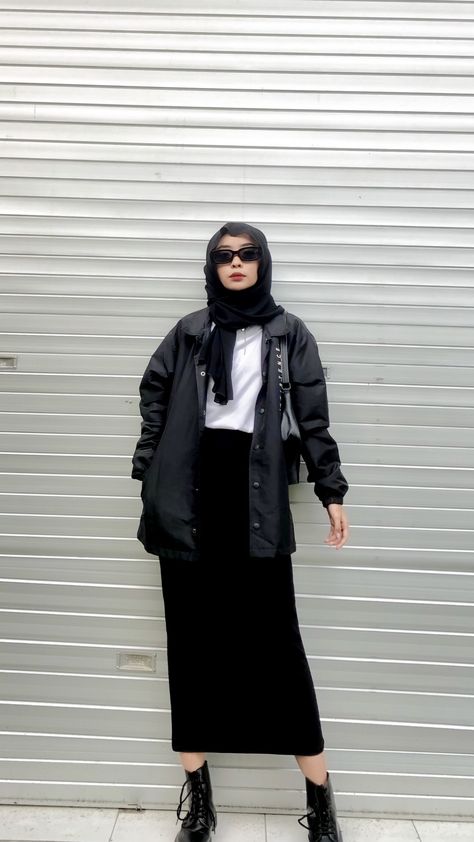 Yearbook Monokrom, Rock And Roll Outfits Hijab, Mafia Hijab Style, Ootd Rock N Roll Hijab, Black Outfit Hijab Casual, Mafia Style Women Hijab, All Black Outfit Hijab, Mafia Yearbook, All Black Hijab Outfit