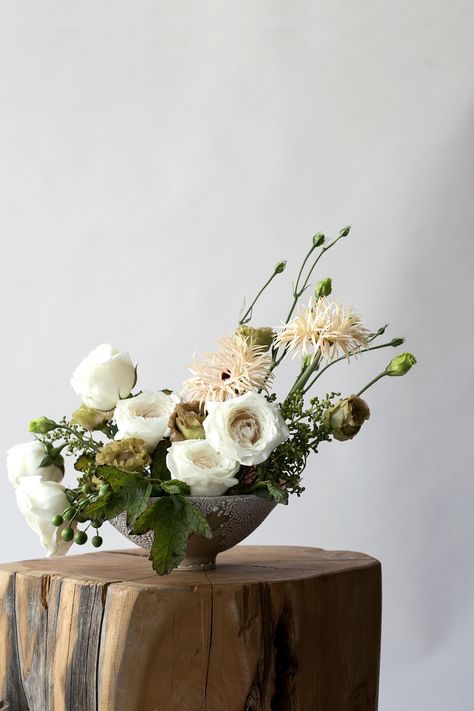 A Sophisticated Neutral Fall Flower Arrangement with Flower Muse + The Nouveau Romantics - Anne Sage Fall Floral Arrangements Wedding, Learning Watercolor, Organic Flowers, Framed Flower Art, Christmas Florals, Fall Flower Arrangements, Fall Floral Arrangements, Aesthetic Floral, Flower Installation