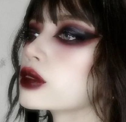 Romantic Goth Makeup, Halloween Backgrounds Wallpapers, Victorian Makeup, Vamp Makeup, Halloween Nails 2022, Wallpapers Halloween, Pfp Halloween, Halloween Tattoo Ideas, Goth Eye Makeup