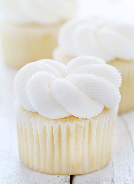 Elegant White Cupcakes - These delicious cupcakes have a fine crumb and a dense texture, making them ideal for a special occasion! | iambaker.net Frost Cupcakes, Deco Cupcake, I Am Baker, White Cupcakes, Cupcakes Decorados, Cupcakes Recipe, Cupcake Frosting, Yummy Cupcakes, Cake Frosting