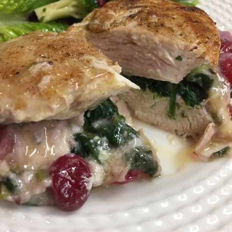 These delicious stuffed chicken breasts are tender and juicy, and filled with delicious flavours. They are visually appealing and makes a lovely dinner for your family and guests. Brie Stuffed Chicken, Cranberry And Brie, Brie And Cranberry, Chicken Breast Dishes, Brie Cranberry, Chicken Breasts Recipe, Goat Cheese Stuffed Chicken, Cooking Onions, Stuffed Chicken Breasts