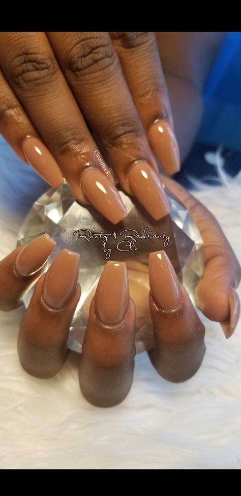 Beautiful caramel acrylic nails #AcrylicNails #Acrylic #CoffinNails #Caramel #LuxuryNails #JunariSantiago #NailedInTheVI #CleanthaS #NailsByCle Caramel Colored Nails, Caramel Gel Nails, Brown And Clear Acrylic Nails, Caramel Nails Color, Butterscotch Nail Color, Matte Brown Nails On Black Women, Chocolate Brown Nails Black Women, Caramel Brown Nails Acrylic, Caramel Nails