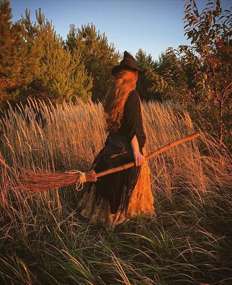 Autumn Witch, Cottage Witch, Halloween Custom, A Broom, Halloween Photoshoot, Season Of The Witch, Witch Costume, Witch Aesthetic, Witch Art