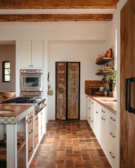 A kitchen with real soul and character. The perfect level of rustic and brilliant use of tiles. Interior design by @ritachaninteriors Photography by @heysaraprince Home @livingbonitastyle ____________________________________________ Character home, cozy interior, rustic design, rustic interior, kitchen inspiration, kitchen tiles, unique design, architecture, unique architecture, photo inspiration, design, interior design, interior decor, luxurious design, tiles, modern home #kitchenins... Kitchen Terracotta Floor, Spanish Bungalow Kitchen, Saltillo Tile Kitchen, Mexican Kitchen Design, Modern Mexican Kitchen, Terracotta Tiles Kitchen, Tiles Interior Design, Brick Floor Kitchen, Adobe Interior