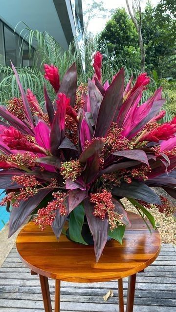 Flower Vase Ideas, Hotel Flower Arrangements, Foliage Arrangements, Modern Flower Vase, Floral Art Arrangements, Vase Ideas, Tropical Floral Arrangements, Hotel Flowers, Tropical Flower Arrangements